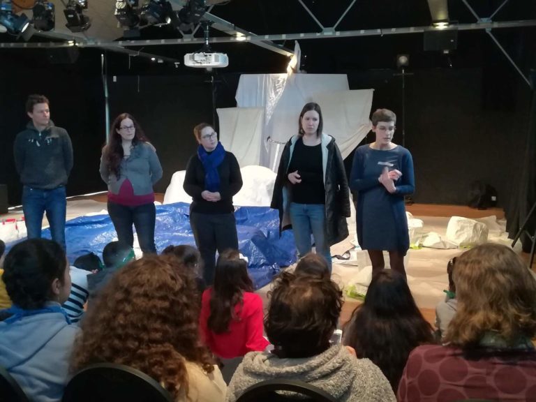 un groupe de 4 jeunes devant un public