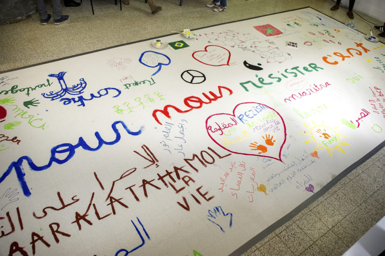 Tableau avec mots écrits par différents mains