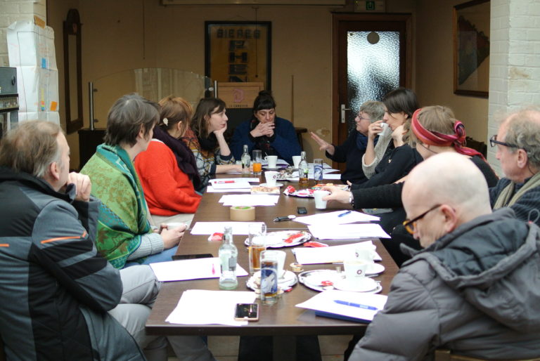 groupe en réunion autour d'une table