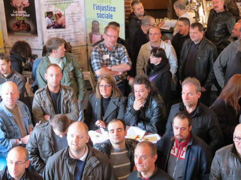 Groupe de personnes regardant dans la même direction