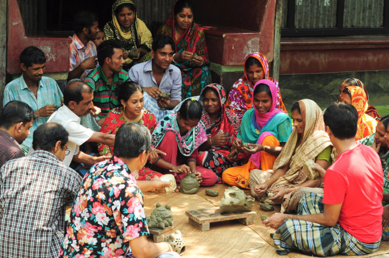 groupe de travailleurs bangladais autour de travail de poterie